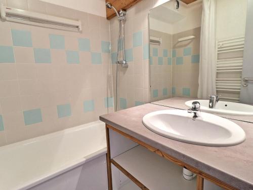 W łazience znajduje się umywalka i wanna. w obiekcie Appartement 2 Pièces à La Tania, 4 Pers, Skis aux Pieds, Balcon Est - FR-1-182A-6 w Courchevel