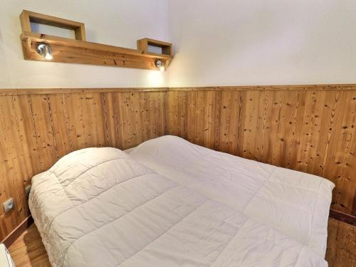 Ce lit se trouve dans un dortoir doté de lambris. dans l'établissement Charmant 2 Pièces avec Balcon à La Tania - Résidence Skis aux Pieds - FR-1-182A-9, à Courchevel