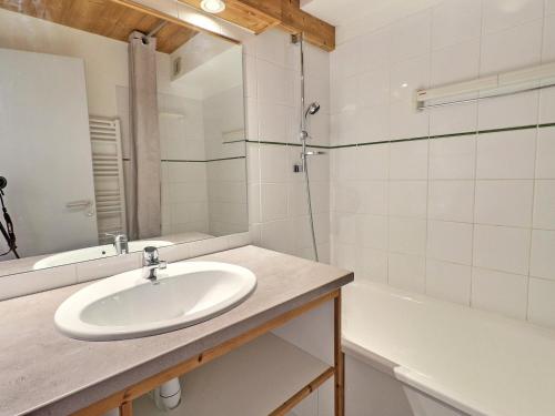 une salle de bain avec un lavabo, une baignoire et un miroir dans l'établissement Charmant 2 Pièces avec Balcon à La Tania - Résidence Skis aux Pieds - FR-1-182A-9, à Courchevel