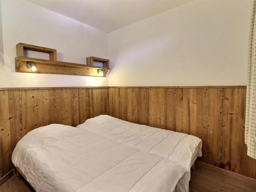 - une chambre avec un lit et un mur en bois dans l'établissement Appartement 2 pièces, 4 pers, skis aux pieds à La Tania - Résidence Le Grand Bois, Courchevel - FR-1-182A-8, à Courchevel