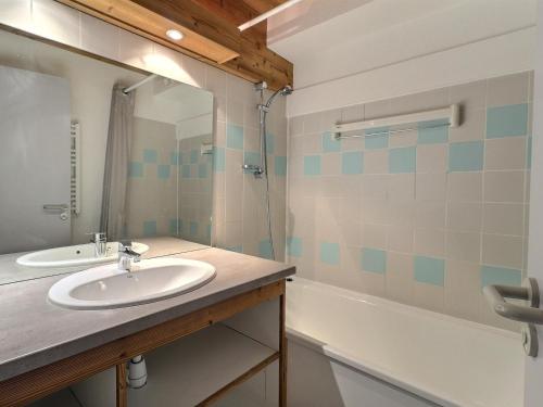 une salle de bain avec un lavabo et une baignoire dans l'établissement Appartement 2 pièces, 4 pers, skis aux pieds à La Tania - Résidence Le Grand Bois, Courchevel - FR-1-182A-8, à Courchevel