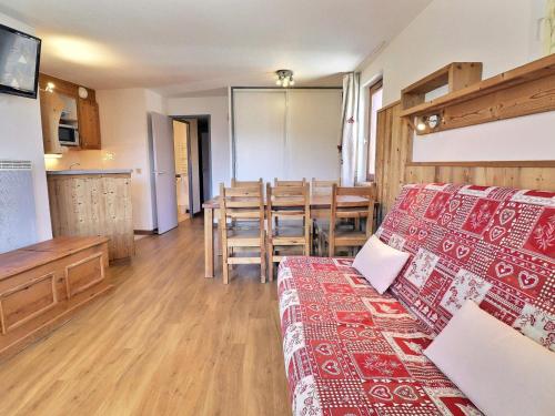 un salon avec un canapé et une table dans l'établissement Appartement skis aux pieds à La Tania - 6 pers, 2 pièces cabine, balcon, proche commerces, navette - FR-1-182A-11, à Courchevel