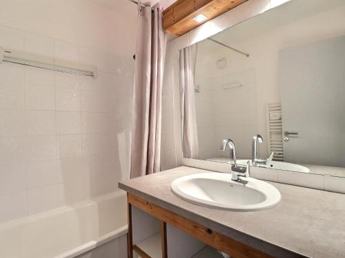 Kúpeľňa v ubytovaní Appartement skis aux pieds à La Tania - 6 pers, 2 pièces cabine, balcon, proche commerces, navette - FR-1-182A-11
