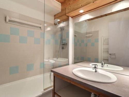 une salle de bain avec un lavabo, une douche et une baignoire dans l'établissement Appartement à La Tania - 2 pièces, 4 personnes, skis aux pieds, proche commerces - FR-1-182A-14, à Courchevel