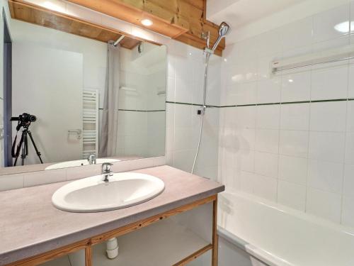 une salle de bain avec un lavabo, une baignoire et un miroir dans l'établissement Charmant 2 pièces à La Tania, skis aux pieds - 4 pers, balcon, proche commerces et ESF - FR-1-182A-21, à Courchevel