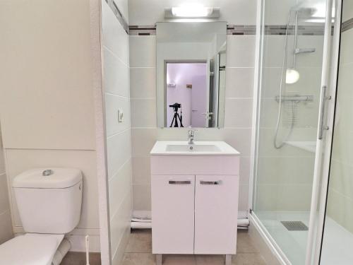 Kúpeľňa v ubytovaní Appartement cosy à La Tania - 2 pièces, 4 personnes, au pied des pistes, proche commerces - FR-1-182A-12