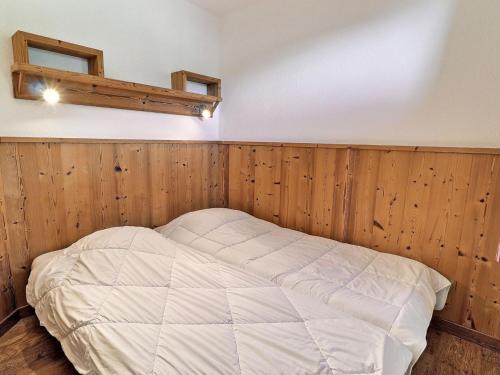 Ce lit se trouve dans un dortoir doté de lambris. dans l'établissement Appartement skis aux pieds à La Tania - 2 pièces, 31m², 4 pers, balcon, proche commerces - FR-1-182A-17, à Courchevel