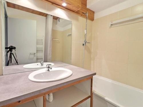 une salle de bain avec un lavabo, un miroir et une baignoire dans l'établissement Appartement skis aux pieds à La Tania - 2 pièces, 31m², 4 pers, balcon, proche commerces - FR-1-182A-17, à Courchevel
