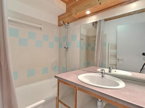 une salle de bain avec un lavabo et une baignoire dans l'établissement Appartement 2 Pièces pour 4 Pers. à La Tania, Balcon Est, Résidence Le Grand Bois A, Skis aux Pieds - FR-1-182A-20, à Courchevel