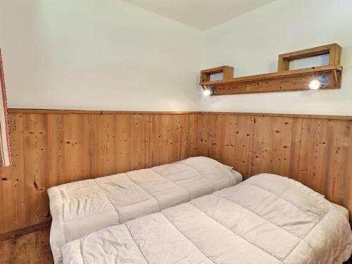 - une chambre dotée de lambris et d'un lit dans l'établissement Appartement 2 Pièces pour 4 Pers. à La Tania, Balcon Est, Résidence Le Grand Bois A, Skis aux Pieds - FR-1-182A-20, à Courchevel