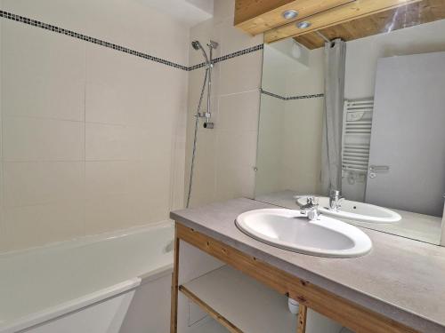 Kúpeľňa v ubytovaní Location Ski La Tania : Apt 2 Pièces, 4 Pers, Balcon, Proche Commerces et Navettes - FR-1-182A-22