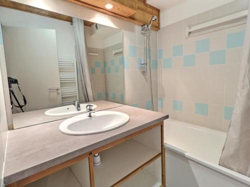 une salle de bain avec un lavabo et une baignoire dans l'établissement Charmant appartement skis aux pieds, 2 pièces, 4 pers, La Tania, résidence Le Grand Bois - FR-1-182A-23, à Courchevel