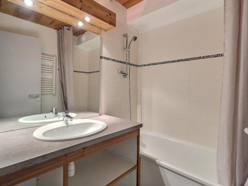 une salle de bain avec un lavabo et une baignoire dans l'établissement Charmant 2P au cœur des 3 Vallées, skis aux pieds, balcon Est, 4 pers., La Tania - FR-1-182A-25, à Courchevel