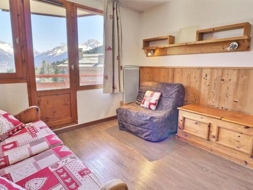 sypialnia z łóżkiem, krzesłem i oknem w obiekcie Appartement La Tania - 4 pers, skis aux pieds, balcon, proche commodités - FR-1-182A-24 w Courchevel