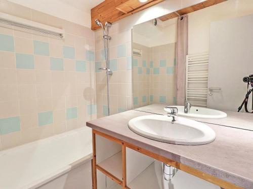 Kúpeľňa v ubytovaní Charmant Appartement à La Tania - 4 personnes, 25m², Balcon, au pied des pistes - FR-1-182A-26