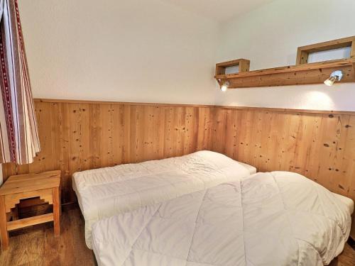 Posteľ alebo postele v izbe v ubytovaní Appartement skis aux pieds à La Tania - 2 pièces, 4 pers, avec balcon, proche centre station - FR-1-182A-29