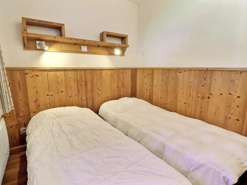 - 2 lits dans une chambre dotée de lambris dans l'établissement Appartement 2 Pièces pour 4 Personnes avec Balcon - Résidence Le Grand Bois A, La Tania - FR-1-182A-30, à Courchevel