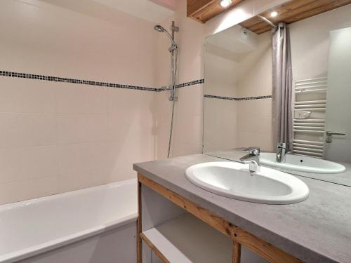 une salle de bain avec un lavabo et une baignoire dans l'établissement Appartement 2 Pièces pour 4 Personnes avec Balcon - Résidence Le Grand Bois A, La Tania - FR-1-182A-30, à Courchevel
