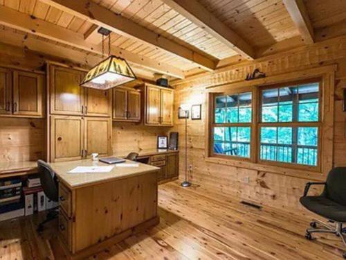 Dapur atau dapur kecil di Luxury lodge in the heart of the Bluegrass