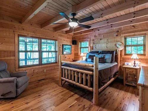Schlafzimmer mit einem Bett und einem Deckenventilator in der Unterkunft Luxury lodge in the heart of the Bluegrass 