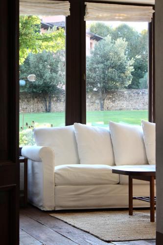 eine weiße Couch vor einem Fenster in der Unterkunft Villa Trieste M in Asolo