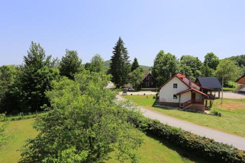 イェゼルツェにあるRooms with a parking space Jezerce, Plitvice - 14711の川の隣の畑の家