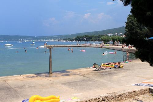 Zdjęcie z galerii obiektu Apartments with a parking space Punat, Krk - 15094 w mieście Punat