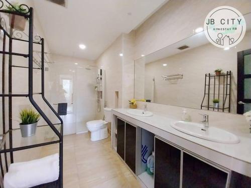 baño con 2 lavabos y espejo grande en KIM Hideko Villa by JBcity Home, en Johor Bahru
