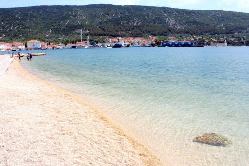 Photo de la galerie de l'établissement Apartments by the sea Cres - 15171, à Cres