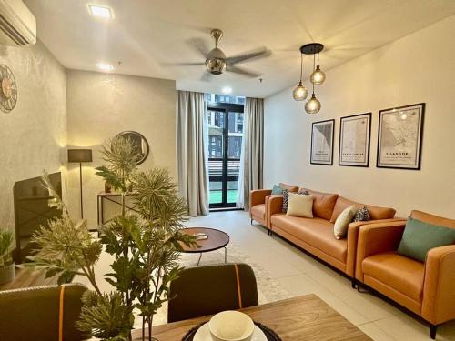 ein Wohnzimmer mit einem Sofa und einem Tisch in der Unterkunft New Arcoris Mont Kiara Huge Balcony for 8 pax 2 BR -Garden- in Kuala Lumpur