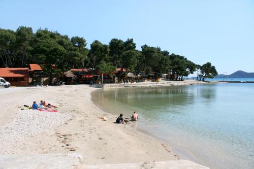 een groep mensen op een strand bij Apartments by the sea Pakostane, Biograd - 16203 in Pakoštane