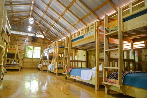 um quarto com vários beliches num edifício em EL GALLO ECOLODGE em San Felipe de Puerto Plata