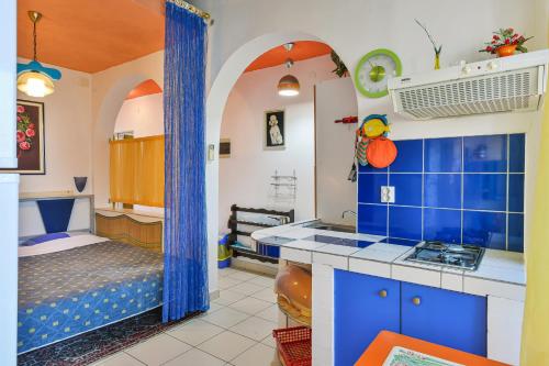 een keuken met blauwe tegels op de muren en een bed bij Apartment Vir - Pedinka 294f in Vir