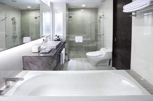 A bathroom at R Hotel Rancamaya