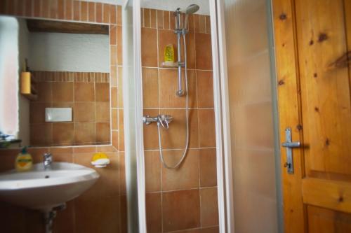 A bathroom at La Casa Altrui- Camere e Zona relax con Giardino