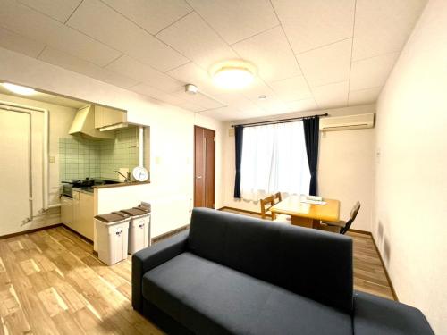 uma sala de estar com um sofá e uma cozinha em Avidasion - Vacation STAY 12209 em Biei