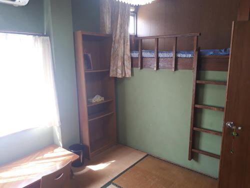 a room with two bunk beds and a window at Guest House Nagasaki Vogelnest in Nagasaki