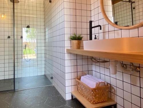 a bathroom with a sink and a mirror at ווילו בערבה in ‘En Yahav