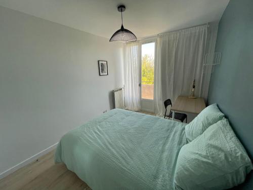 une chambre avec un lit, un bureau et une fenêtre dans l'établissement L’idéal festival, à Avignon