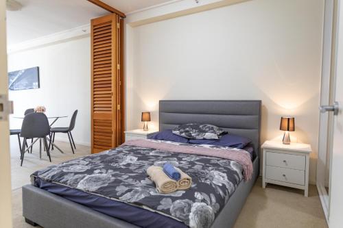 um quarto com uma cama com duas toalhas em KULA North Sydney-Napier em Sydney