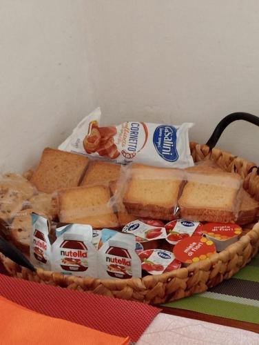 un cesto pieno di pane e formaggio su un tavolo di La casetta del Pastore a Sulmona