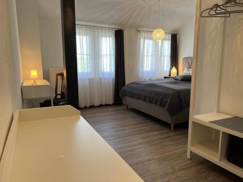Un dormitorio con una cama y una mesa. en Ferienwohnungen Historische Post en Bad Liebenstein