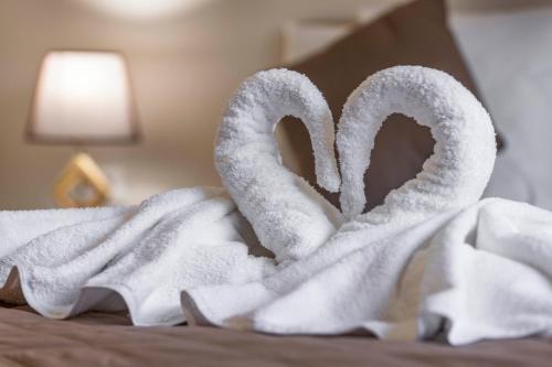 una pila de toallas sentadas encima de una cama en Casa di Gianna en Rodas
