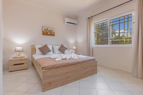 um quarto com uma cama grande e uma janela em Casa di Gianna in Ilha de Rhodes