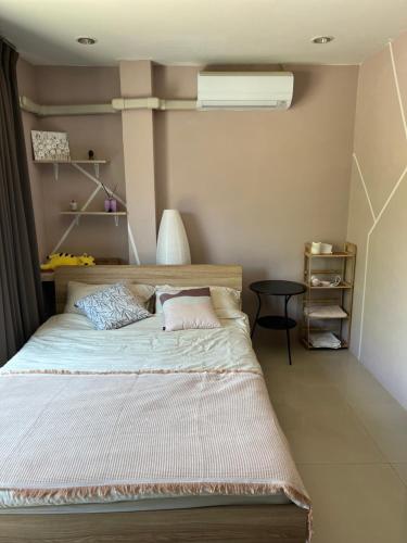 Кровать или кровати в номере The CHU cafe / guesthouse