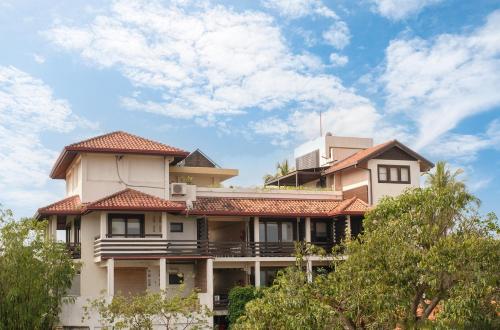 ein großes weißes Gebäude mit rotem Dach in der Unterkunft Terrace Green Hotel & Spa in Negombo