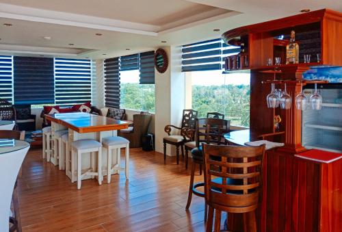 - une cuisine avec un bar et quelques tables et chaises dans l'établissement RedDoorz @ Joyce Palace Antique, à San Jose de Buenavista