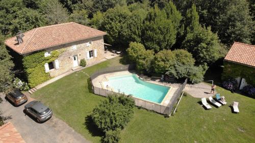 eine Luftansicht eines Hauses mit Pool in der Unterkunft Gîte 5/6 personnes aux portes du Périgord in Saint-Adjutory