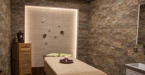 una camera con un letto e una candela su un tavolo di Gorukle Oruc Hotel & Spa a Bursa