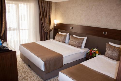 um quarto de hotel com duas camas e uma janela em Gorukle Oruc Hotel & Spa em Bursa